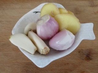 2、红烧鲳鱼焖茄条,葱姜蒜备用