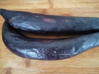 3、红烧鲳鱼焖茄条,茄子两个