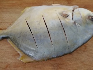 5、红烧鲳鱼焖茄条,把鱼用刀两面划几道