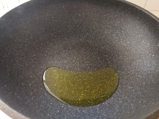 6、红烧鲳鱼焖茄条,起油锅,油是炒菜的两倍。