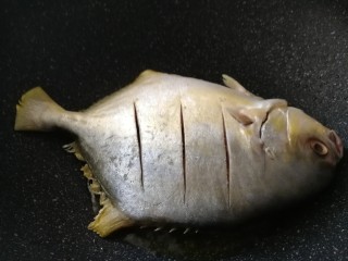 7、红烧鲳鱼焖茄条,煎鱼