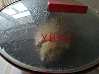 8、红烧鲳鱼焖茄条,盖锅盖,晃动锅,避免油星四溅。