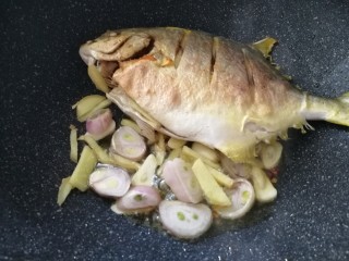 11、红烧鲳鱼焖茄条,加花椒粒,葱姜蒜