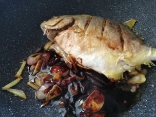 12、红烧鲳鱼焖茄条,加醋,糖,盐,蒜蓉酱,生抽和海鲜酱油