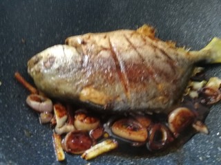 13、红烧鲳鱼焖茄条,把鱼翻个焖一会