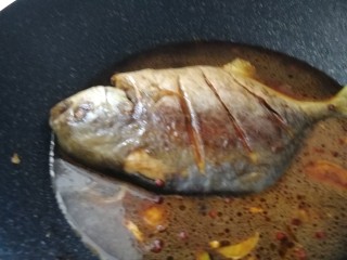 14、红烧鲳鱼焖茄条,加水,要多加点水,没过鱼两倍,一会还要加茄条。