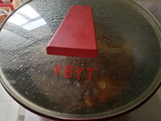 15、红烧鲳鱼焖茄条,大火开锅后关小火炖30分钟左右。