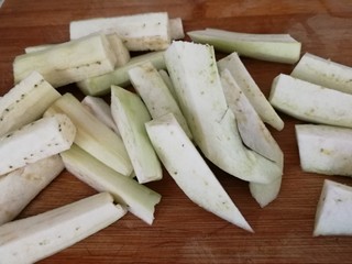 16、红烧鲳鱼焖茄条,茄子去皮切条。