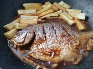 17、红烧鲳鱼焖茄条,半个小时后加茄条在炖10分钟