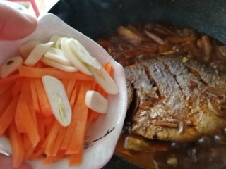 18、红烧鲳鱼焖茄条,加胡萝卜丝和蒜片