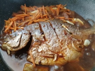 19、红烧鲳鱼焖茄条,大火收汤出锅