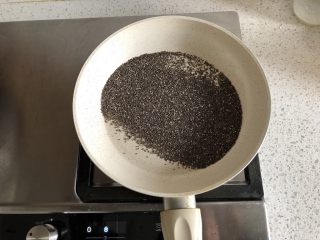 1、奇亚籽无糖小面包,奇亚籽开小火炒香，放凉备用
