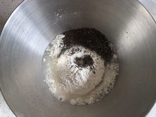 2、奇亚籽无糖小面包,厨师机盆内加入清水，倒入高筋面粉和全麦粉，盐放在一角，活性干酵母加入到中间，倒入奇亚籽，开启揉面