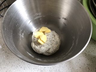 3、奇亚籽无糖小面包,揉到面团不会粘手，加入提前软化的黄油，继续揉面