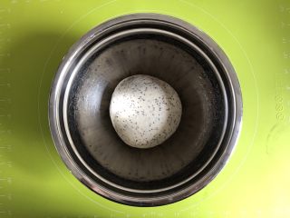 5、奇亚籽无糖小面包,把面团揉圆，放入容器内