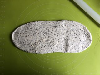 7、奇亚籽无糖小面包,取出面团用擀面杖擀开排气