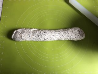 8、奇亚籽无糖小面包,把面团卷起来