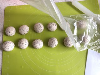 9、奇亚籽无糖小面包,面团平均分为12份，大约每一份39g，把面团揉圆，盖上保鲜膜松弛15分钟