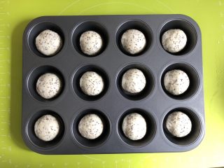 10、奇亚籽无糖小面包,把松弛好的面团放入12连模中