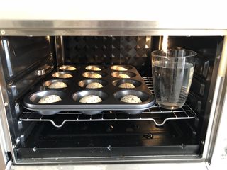 11、奇亚籽无糖小面包,放入烤箱，烤箱里放入一杯清水，发酵档40分钟
