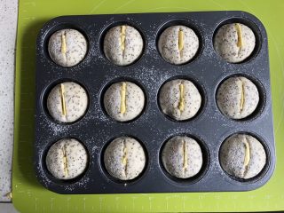 14、奇亚籽无糖小面包,放上切条状的黄油（配方外）