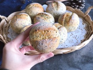 17、奇亚籽无糖小面包,萌萌的～圆圆的～