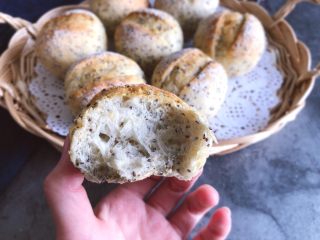 18、奇亚籽无糖小面包,超好吃，外表脆脆的，里面柔软而有韧性，越嚼越有回味