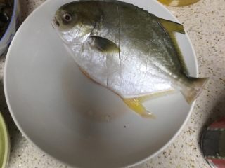 1、粤菜香煎鱼,将鱼洗净，切口，撒盐涂抹在鱼表面，腌制十分钟