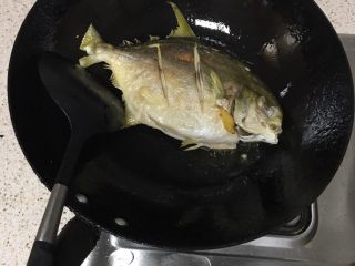 2、粤菜香煎鱼,放热油中小火煎，煎的过程中放入姜片，不断翻面，注意鱼眼鼓起，或者肉质可以戳透即证明熟了