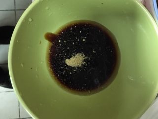 3、粤菜香煎鱼,用酱油料酒鸡精蚝油调制酱汁