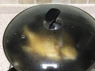 5、粤菜香煎鱼,盖盖小火再焖五分钟，注意中间翻转鱼身