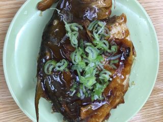 6、粤菜香煎鱼,出锅后撒点葱花即可大功告成