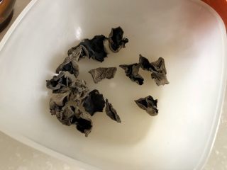 1、黑白配，小清新➕木耳清炒大白菜,取干木耳数朵