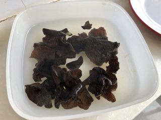 2、黑白配，小清新➕木耳清炒大白菜,加入适量清水，提前泡发