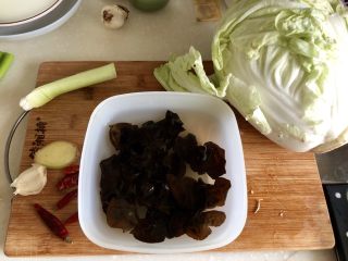 3、黑白配，小清新➕木耳清炒大白菜,食材合照：泡发好的黑木耳，大白菜，葱白一小段，姜一小片，蒜两三瓣，干辣椒四颗（本想装佛系，干辣椒又暴露了我泼辣的本质????）