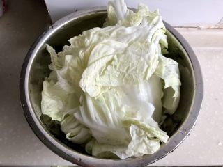 4、黑白配，小清新➕木耳清炒大白菜,取几片大白菜叶片，阿晨一个人吃，大概取了五片，足够了。淡盐水浸泡着，先去准备其他配菜