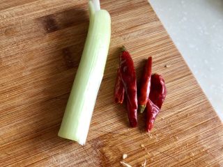 5、黑白配，小清新➕木耳清炒大白菜,葱白与干辣椒清洗下