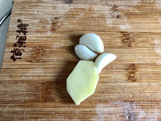 6、黑白配，小清新➕木耳清炒大白菜,蒜剥皮，姜去皮，洗净