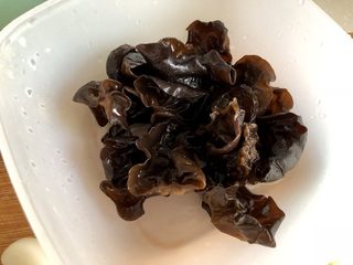 9、黑白配，小清新➕木耳清炒大白菜,泡发好的干木耳在流动的水下揉搓洗净