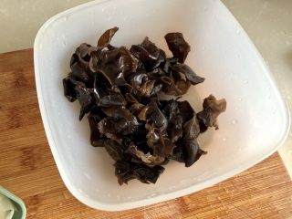 10、黑白配，小清新➕木耳清炒大白菜,洗干净的木耳撕成小朵备用