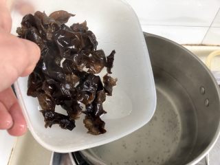 11、黑白配，小清新➕木耳清炒大白菜,坐锅烧水，水开放入木耳焯水半分钟