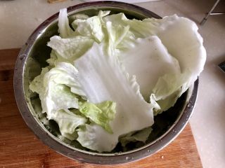 13、黑白配，小清新➕木耳清炒大白菜,盐水泡过的大白菜在流动水下清洗干净