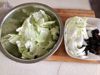 14、黑白配，小清新➕木耳清炒大白菜,白菜分菜帮和菜叶，菜帮子用斜刀片成二三厘米的片，菜叶子切或者手撕成小片