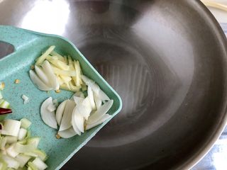 16、黑白配，小清新➕木耳清炒大白菜,热锅冷油，加入姜丝蒜片煸香