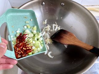 17、黑白配，小清新➕木耳清炒大白菜,加入葱白干辣椒煸香