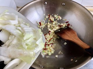 18、黑白配，小清新➕木耳清炒大白菜,先放入菜帮煸炒到菜帮变软有点出水