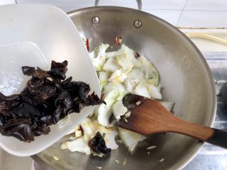 19、黑白配，小清新➕木耳清炒大白菜,加入焯烫过的黑木耳翻炒均匀