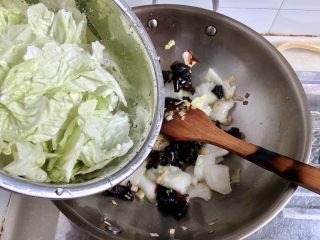 20、黑白配，小清新➕木耳清炒大白菜,加入白菜叶翻炒均匀