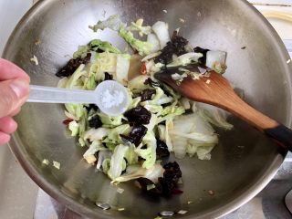 22、黑白配，小清新➕木耳清炒大白菜,加入少许白糖翻炒均匀