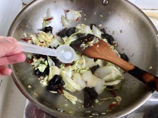 23、黑白配，小清新➕木耳清炒大白菜,尝下咸淡，如果觉得淡再加点食盐，炒匀即可出锅